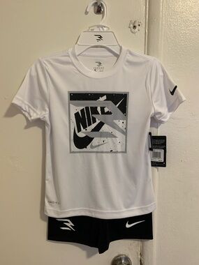 Nike boys 2 piece set Russell Wilson collab size 7!
